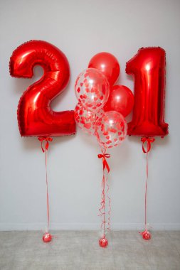 Kırmızı balon seti - sayılar ve helyumlu lateks balonlar.