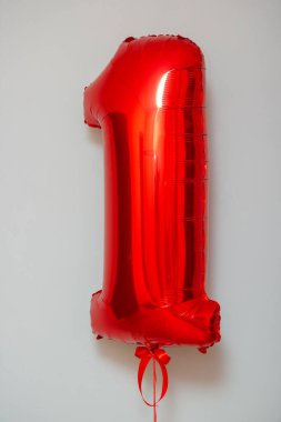 kırmızı numara 1, helyum içeren folyo balonu 1.