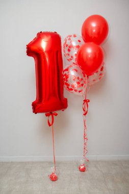 1 numaralı kırmızı folyo ve bir buket balon.
