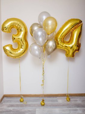 Altın ve gümüş helyum balonları ve altın folyo numarası 34