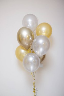 Altın ve gümüş helyum balonları