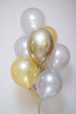 Altın ve gümüş helyum balonları