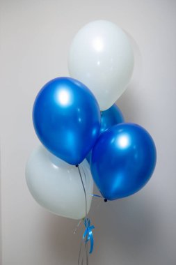 2 numaralı gümüş, doğum günü için helyum balonları.