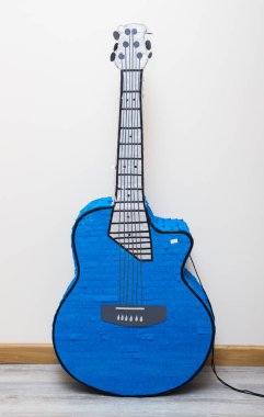 Mavi gitar, gitar şeklinde piata, oyuncak gitar.