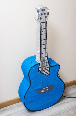 Mavi gitar, gitar şeklinde piata, oyuncak gitar.