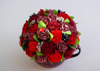 Bir buket kırmızı gül seramik bir saksıda