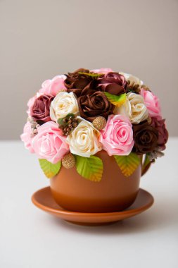 Bir buket gül seramik kapta