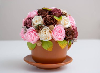 Bir buket gül seramik kapta