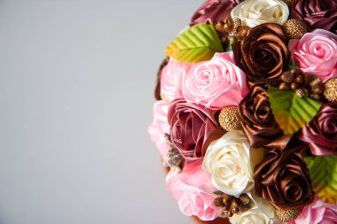 Bir buket gül seramik kapta