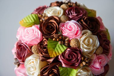 Bir buket gül seramik kapta