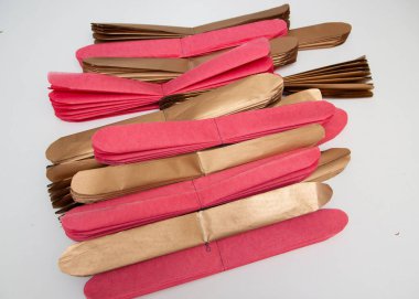 Kağıt ponponlar beyaz bir masada