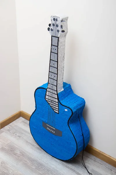 Mavi gitar, gitar şeklinde piata, oyuncak gitar.