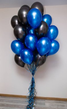 Mavi ve siyah metalik balonlar, bir sürü doğum günü balonu.