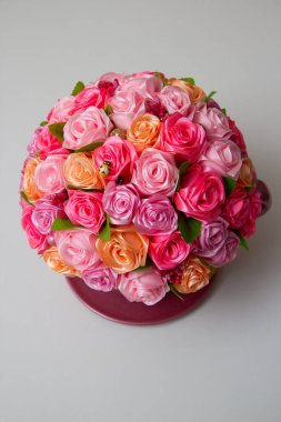 Seramik kabın içindeki çalı pembesi çiçekler, fincanda çiçekler, çiçekli kart.