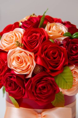 Seramik kabın içindeki çalı pembesi çiçekler, fincanda çiçekler, çiçekli kart.