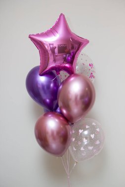 Beyaz arka planda bir buket pembe balon, balonun üzerindeki yazı 