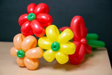 Balonlardan bir buket parlak çiçek, balonlardan çiçekler