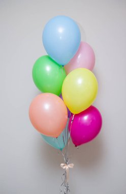 Beyaz arkaplanda bir sürü renkli balon