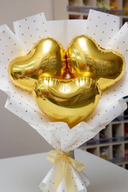 Bir buket altın folyo kalp, bir bukette kalp balonları