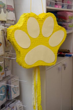 piata oyunu sarı patili doğum günü oyuncağı