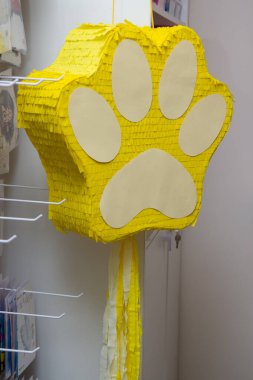 piata oyunu sarı patili doğum günü oyuncağı