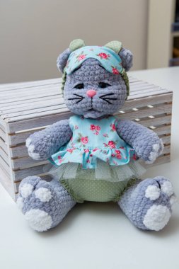 Beyaz bir kutunun içindeki pelüş oyuncak kedi.