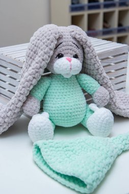 Uzun kulaklı ahşap bir kutuda pelüş tavşan, yumuşak oyuncak