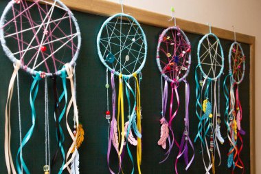 yuvarlak kurdele rüya yakalayıcı dekoru