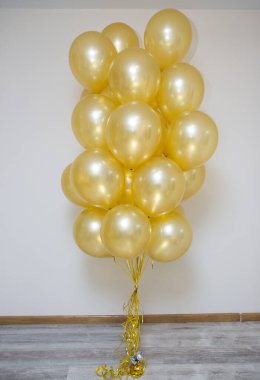 Altın kurdeleli inci balonların anası.