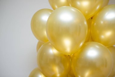 Bir demet inci balonun altın anası