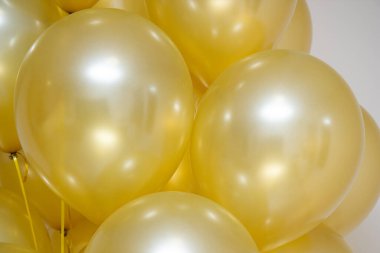 Bir demet inci balonun altın anası