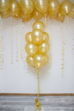Bir demet inci balonun altın anası