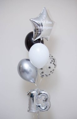 Tatil için siyah ve gümüş balonlar, balondaki yazı 