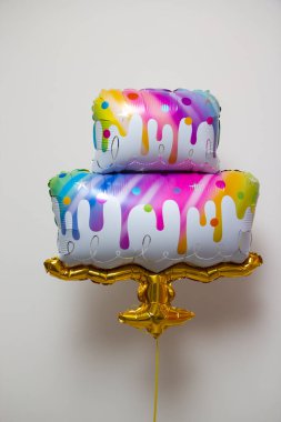 Bir grup parlak balon, pasta şeklinde bir balon.