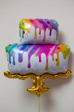 Bir grup parlak balon, pasta şeklinde bir balon.