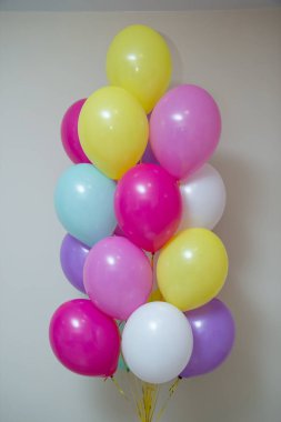 Yerde renkli balonlar var.