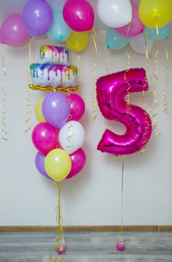 Bir dizi pembe balon, 5 numaralı kırmızı folyo.