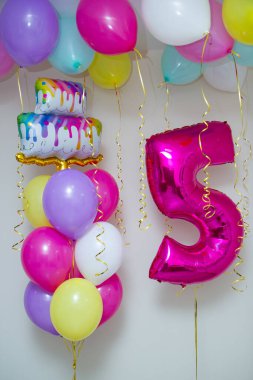 Bir dizi pembe balon, 5 numaralı kırmızı folyo.