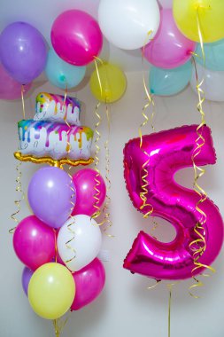 Bir dizi pembe balon, 5 numaralı kırmızı folyo.