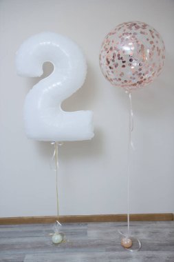 İki numaralı beyaz balon ve konfetili baloncuk.