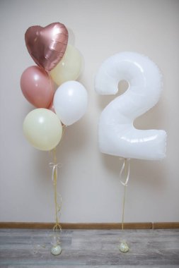 Beyaz iki numaralı balon ve helyum balonları.