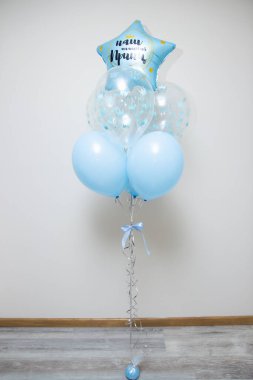 Doğum hastanesinden taburcu olmak için bir demet mavi balon, 