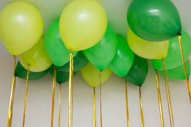 Tavanda yeşil helyum balonları