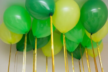 Tavanda yeşil helyum balonları