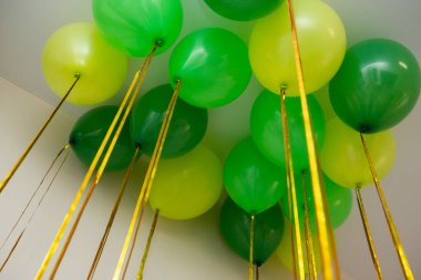 Tavanda yeşil helyum balonları