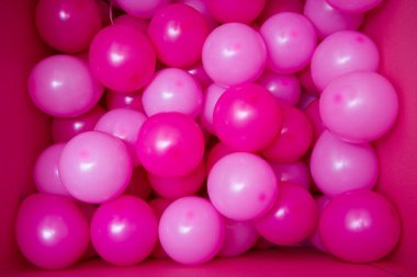 Büyük bir hediye kutusunda pembe balonlar.