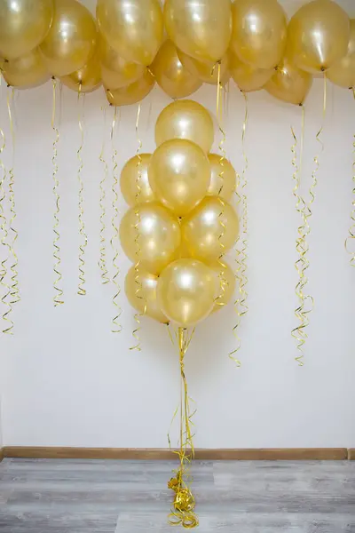Bir demet inci balonun altın anası