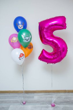 Beş numaralı balon ve bir sürü hayvanlı balon.