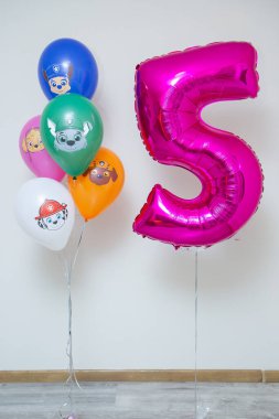 Beş numaralı balon ve bir sürü hayvanlı balon.