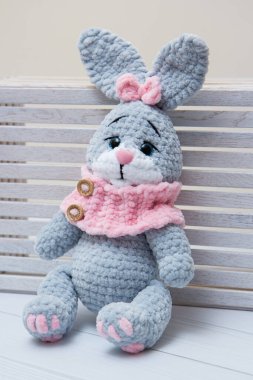 Gri tavşancık pembe atkılı yumuşak oyuncak